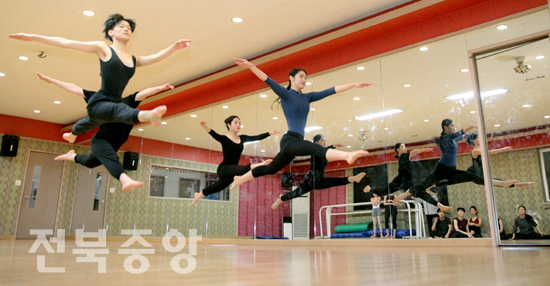 23일 전주시 '김현정 댄스아카데미'에서 현대무용을 전공하는 학생들이 실기고사를 위해 밤늦은 시간까지 연습에 매진하고 있다./김현표기자