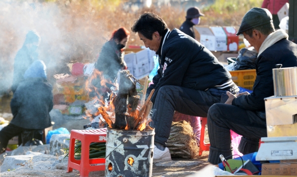 전북지역에 한파주의보가 내려진 5일 전주 남부시장에서 상인들이 모닥불을 쬐며 영하권 추위에 몸을 녹이고 있다./이원철기자