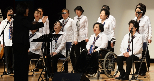 6일 전주 전통문화전당 공연장에서 2018 디딤돌 평생교육 축제가 열린 가운데 전북여성장애인연대 회원들이 합창 공연을 하고 있다./이원철기자
