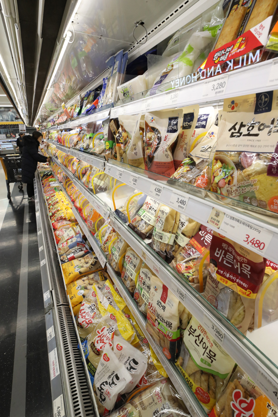 21일 서울의 한 대형마트의 가공식품 코너에 어묵이 진열돼 있다. 한국소비자원의 가격정보 종합포털 '참가격'에 따르면 어묵 가격은 1년 사이 13.1% 올랐다. /연합뉴스