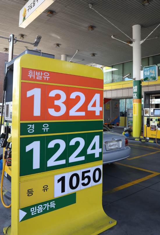 휘발유와 경유 가격이 15주 연속 하강 곡선을 그린 17일 서울 서대문구 한 주유소에서 고객들이 주유하고 있다. /연합뉴스