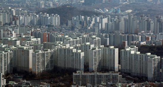 지난해 말부터 이어온 주택거래 침체로 이달 서울 아파트 거래량이 역대 최저 수준을 기록할 전망이다. 26일 서울부동산정보광장에 따르면 지난 25일 현재 서울아파트 거래량(신고일 기준)은 1천319건으로 일평균 52.8건에 그쳤다. 이 추세라면 이달 말까지 신고건수는 총 1천500건 안팎에 그치며 2006년 실거래가 조사 이래 2월 거래량으로는 역대 최저를 기록할 전망이다. 사진은 이날 남산 N서울타워에서 바라본 서울 시내 아파트. /연합뉴스
