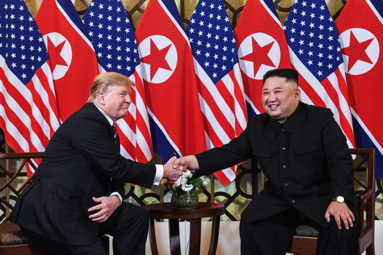도널드 트럼프 미국 대통령과 김정은 북한 국무위원장이 27일(현지시간) 베트남 하노이 메트로폴 호텔에서 악수하며 웃고있다. /연합뉴스