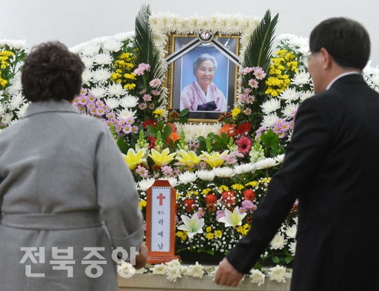 3일 전주병원 장례식장 별관 특실에 마련된 일본군 위안부 피해자 고 곽예남 할머니(94)의 빈소를 찾은 시민들이 조문을 하고 있다./이원철기자