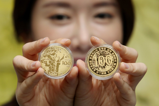 4일 오전 서울 마포구 한국조폐공사 홍보관에서 모델들이 '3.1 운동 100주년 기념 메달'을 선보이고 있다. /연합뉴스