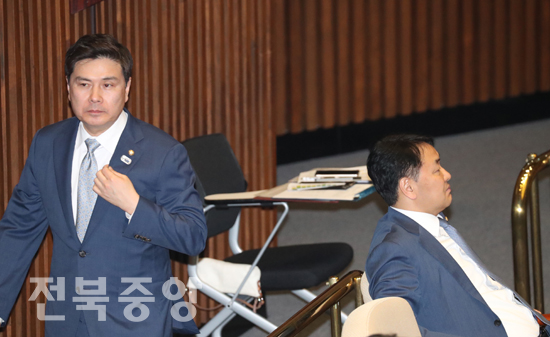 바른미래당 김관영 원내대표(오른쪽)와 지상욱 의원이 21일 국회 본회의장에서 열린 경제분야 대정부 질문에 참석해 있다.