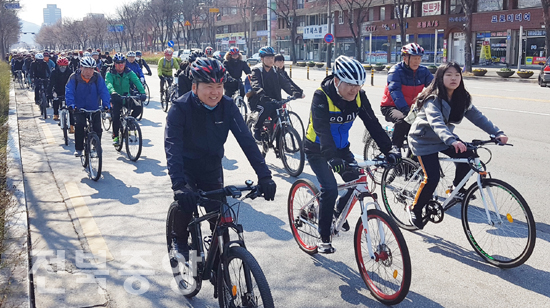 23일 전주시청을 출발해 팔복예술공장으로 아이들과 함께 나온 가족과 학생, 자전거동호회원과 시민들이 자전거 이용 활성화를 위한 2019년도 첫 시민자전거 행진을 하고 있다./전주시 제공
