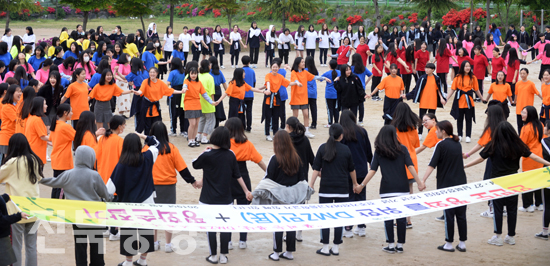 26일 전주기전여고 운동장에서 4.27 1주년을 기념해 DMZ 평화 인간띠 잇기 운동에 동참하는 학생들이 한반도 모양을 그리며 평화 손잡기 퍼포먼스를 펼치고 있다./이원철기자
