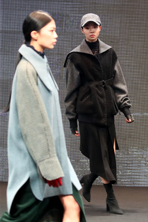8일 오후 서울 강남구 세텍에서 열린 'K패션 오디션·트렌드 페어' ㅐ션쇼에서 모델이 런웨이를 걷고 있다. /연합뉴스