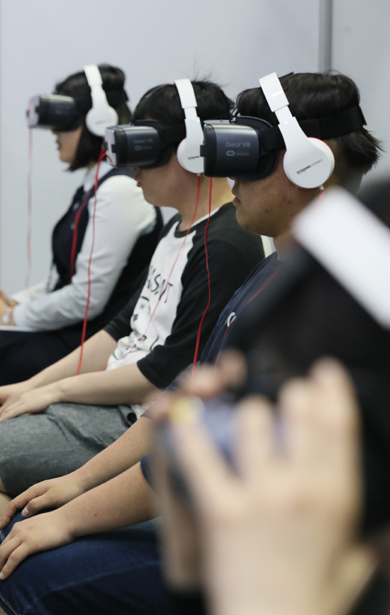 13일 오전 서울 강남구 코엑스에서 열린 2019 중견기업 일자리 드림 페스티벌에서 구직자 및 학생들이 VR면접 체험을 하고 있다. /연합뉴스