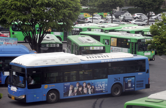 전국 규모의 버스파업을 이틀 앞둔 13일 서울의 한 공영차고지에 버스가 주차돼 있다. /연합뉴스