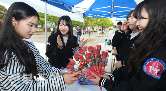 20일 전북대학교 총학생회는 알림의 거리에서 성년의 날을 맞은 19학번 신입생들에게 장미 한송이와 선물팩을 증정하는 이벤트를 하고 있다./이원철기자