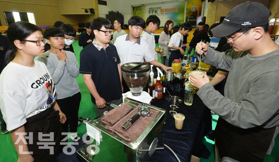 21일 전주생명과학고등학교에서 열린 제48년차 전북 한국영농학생회(FFK)전진대회에 참가한 학생들이 커피 등 수제청 전시 판매부스에서 관람을 하고 있다./이원철기자