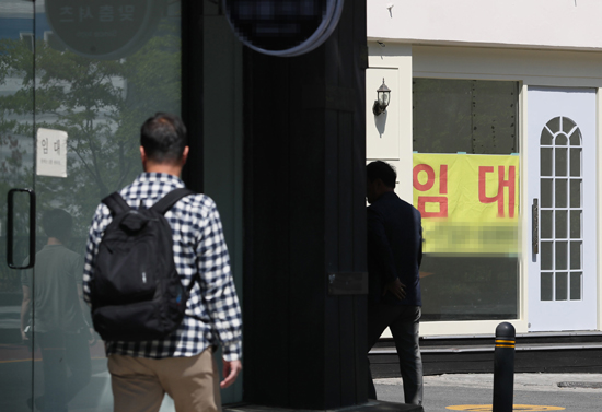 한국 경제에 대한 암울한 전망이 나오고 있는 가운데 22일 오후 서울 시내 건물에 임대 관련 안내문이 붙어있다. /연합뉴스