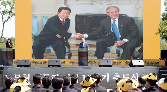부시 전 미국 대통령이 23일 오후 경남 김해 봉하마을에서 노무현 전 대통령 서거 10주기 추도사를 하고 있다. /연합뉴스