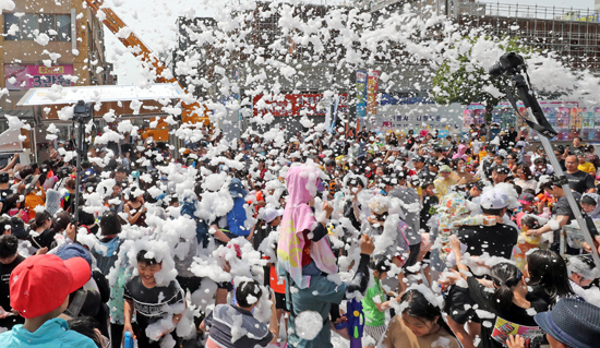 26일 오후 강원 춘천시 도심 중앙로 거리에서 '2019 춘천마임축제'가 개막해 공연자와 관람객이 함께 물과 버블을 맞으며 공연을 즐기는 '아!水(수)라장' 프로그램이 펼쳐지고 있다. /연합뉴스