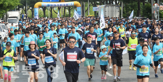 6·15 공동선언 29돌 기념 통일 마라톤 대회가 1일 전주 청소년광장에서 3,000여명의 남녀노소 참가자들이 6.15km를 향해 힘차게 달려나가고 있다./이원철기자