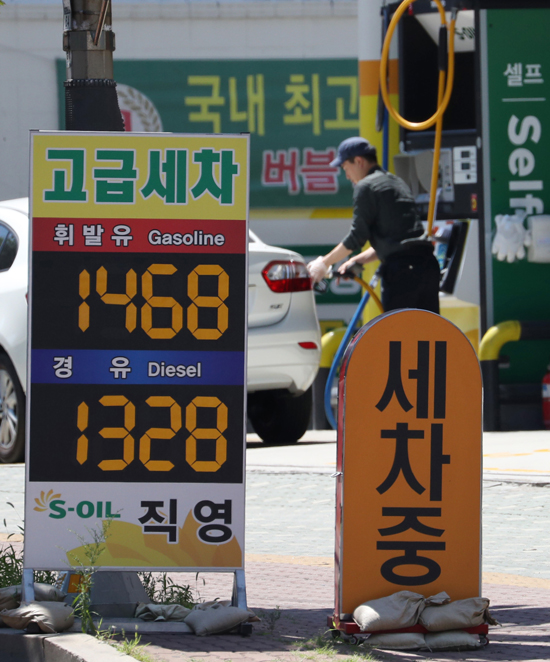 주유소에서 판매되는 휘발유 가격이 3주 연속 하락세를 이어갔다. 한국석유공사 유가 정보 서비스 '오피넷'에 따르면 이달 셋째 주 전국 주유소의 보통 휘발유 판매가격은 전주보다 ℓ당 평균 15.1원 내린 1천512.5원으로 집계됐다. 23일 서울시내 한 주유소 가격안내판에 휘발유 가격이 1천468원으로 표시돼 있다. /연합뉴스
