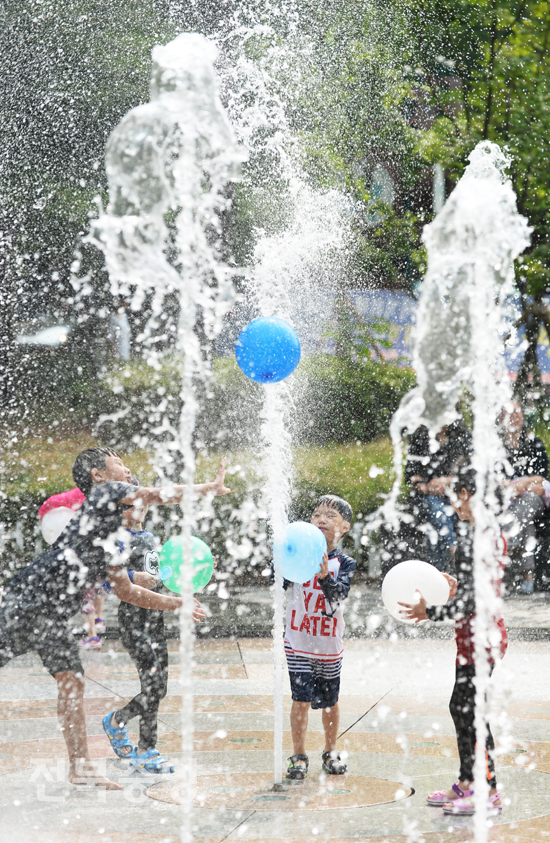 무더운 여름 날씨를 보인 23일 전북도청 앞 마전공원 바닥분수에서 시원하게 뿜어져 나오는 물줄기와 함께 어린이들이 공 놀이를 하며 즐거운 시간을 보내고 있다./이원철기자
