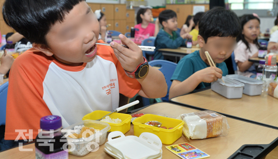 전국 학교 비정규직 노동자들이 파업을 실시한 3일 전주온빛초등학교 교실에서 학생들이 급식 대신 빵과 음료수와 도시락으로 점심을 먹고 있다./이원철기자
