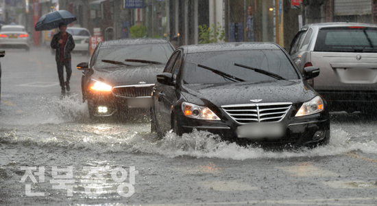 전북지역에 호우경보가 내려진 16일 오후 전주 고사동 인근 도로가 기습 폭우에 빗물에 잠겨 있다./이원철기자