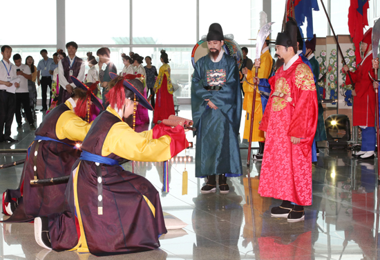 16일 오후 인천공항 제2터미널 한국전통문화센터 서관 앞에서 공항 수문장 임명의식이 열리고 있다. /연합뉴스