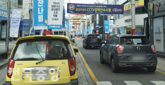 16일 전주 영화의 거리에 보행자 안전과 걷고싶은거리 활성화를 위해 불법주정차 CCTV 강력단속 시행에도 불구하고 차량들이 불법주정차를 하고 있다./이원철기자