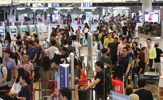 본격적인 여름휴가가 시작된 21일 김포공항 국제선 청사가 해외로 출국하려는 여행객들로 붐비고 있다. /연합뉴스