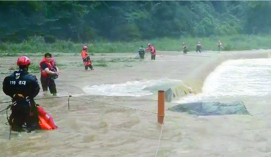 27일 정오께 전북 진안군 진안읍 구량천에서 119 구조대가 폭우에 고립됐던 피서객 11명을 구조하고 있다. /연합뉴스