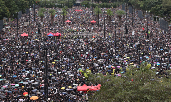 18일 오후(현지시간) 홍콩 빅토리아 공원에서 송환법에 반대하고 경찰의 강경 진압을 규탄하는 대규모 도심 집회가 열리고 있다. 이날 집회는 홍콩 대규모 도심 시위를 주도했던 민간인권전선 주도로 열렸다. .연합뉴스