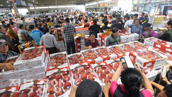추석을 앞둔 2일 전주원예농협공판장 경매장에서 각종 과일을 구입하려는 상인들로 크게 붐비고 있다./이원철기자