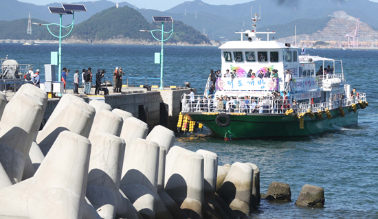 대통령 휴양지인 경남 거제시의 섬 저도가 47년 만에 시범 개방된 17일 오후 시민들이 배를 타고 저도를 방문하고 있다. /연합뉴스