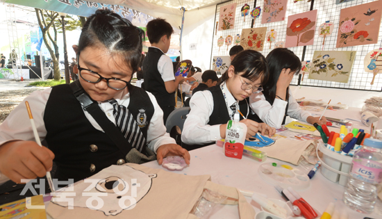 18일 전주 한국소리문화의 전당 일원에서 열린 2019 전북학교예술교육 페스티벌 행사에 참석한 학생들이 부채와 에코백 만들기 체험을 하고 있다./이원철기자