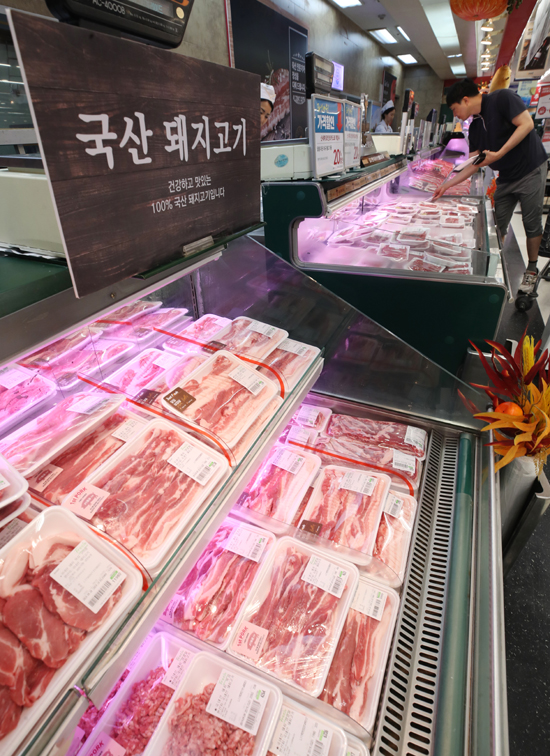 29일 유통업계에 따르면 아프리카돼지열병(ASF) 확산으로 돼지고기 소비 심리가 얼어붙으면서 주요 대형마트에서 돼지고기 판매는 감소한 대신 수입소고기와 닭고기 판매는 증가한 것으로 나타났다. /연합뉴스