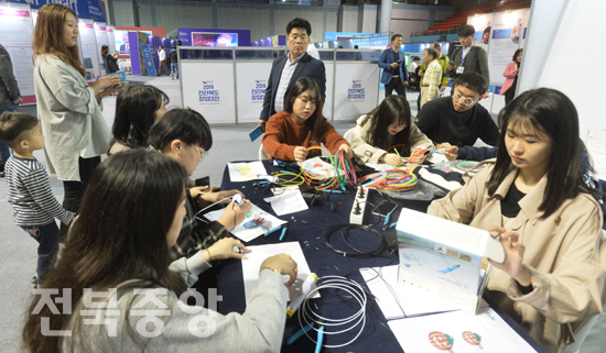 2019 전라북도 창업대전이 열린 16일 전주화산체육관 행사장 참가자들이 스타트업 체험관에서 3D펜을 활용한 3D 프린팅 체험을 하고 있다./이원철기자
