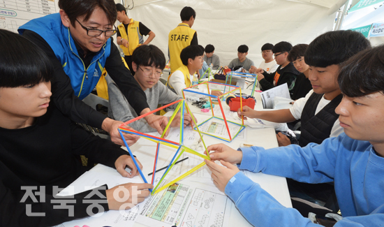 19일 전주 KBS 야외마당에서 열린 제11회 전북수학체험한마당에 참가한 학생들이 재활용 빨대로 정다면체 만들기 체험을 하고 있다./이원철기자