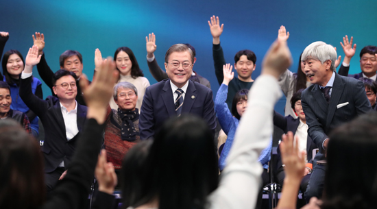 문재인 대통령이 19일 오후 서울 상암동 MBC에서 열린 '국민이 묻는다, 2019 국민과의 대화'에서 패널들의 질문을 받고 있다. /연합뉴스