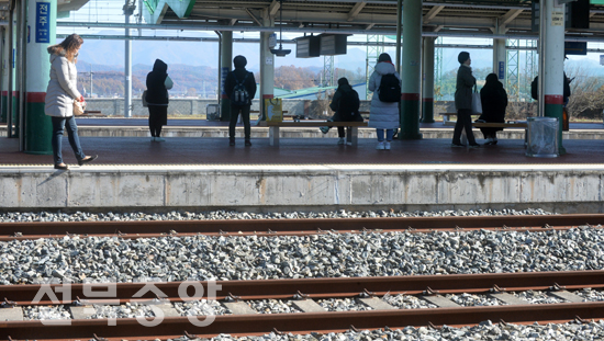 철도노조가 총파업에 들어간 20일 전주역에서 일부 열차 운행 중지로 인해 승객들이 열차를 기다리고 있다./이원철기자