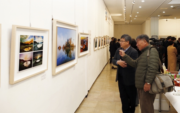 고기하 사진작가가 ‘옥정호 四季 시간 속으로’ 작품집을 발간하고12일까지 전라북도 예술회관에서 전시회를 진행한다.