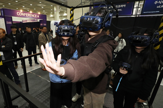 17일 서울 강남구 코엑스에서 열린 산업박람회 '대한민국 4차 산업혁명 페스티벌 2020'에서 참관객들이 VR게임을 즐기고 있다. /연합뉴ㅡ