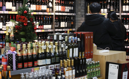 이마트에서 와인 매출이 국산과 수입 맥주를 제쳤다. 이마트는 올해 1월부터 이달 19일까지 주류 매출을 결산한 결과, 와인이 처음으로 국산 맥주와 수입 맥주를 제치고 가장 많은 비중을 차지했다고 밝혔다. 와인 매출 비중은 23.3%로 국산맥주(22.2%)와 수입맥주 (21.6%)를 근소한 차이로 앞질렀다. 사진은 23일 서울 시내 한 대형마트 주류코너. /연합뉴스