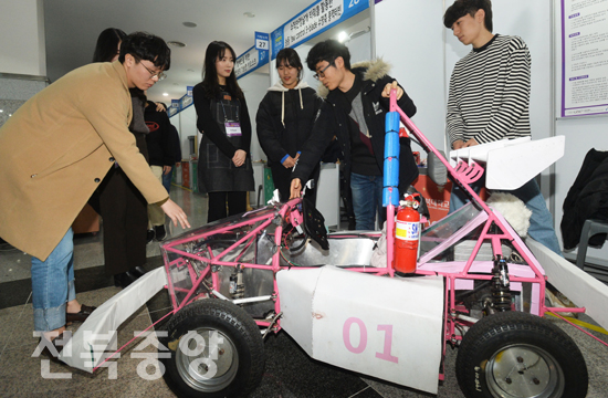 24일 전북대학교 진수당에서 열린 2019 JBNU 산학협력 페스티벌에 참가한 학생들이 전기차 효율개선 방안 연구 관련 설명을 경청하고 있다./이원철기자