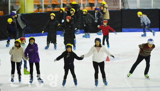 주말 휴일을 맞아 29일 전주빙상경기장 아이스링크를 찾은 시민들이 실내 스케이트를 타며 즐거운 시간을 보내고 있다./이원철기자