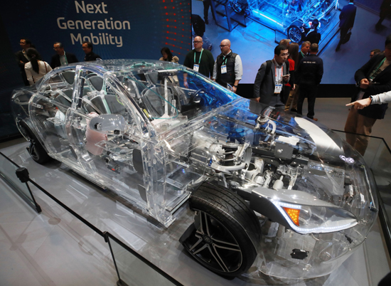 세계 최대 가전·정보기술(IT) 전시회 'CES(Consumer Electronics Show) 2020'가 개막한 7일(현지시간) 미국 네바다주 라스베이거스 컨벤션센터 독일 자동차 부품사 ZF부스에 전시된 미래차. /연합뉴스