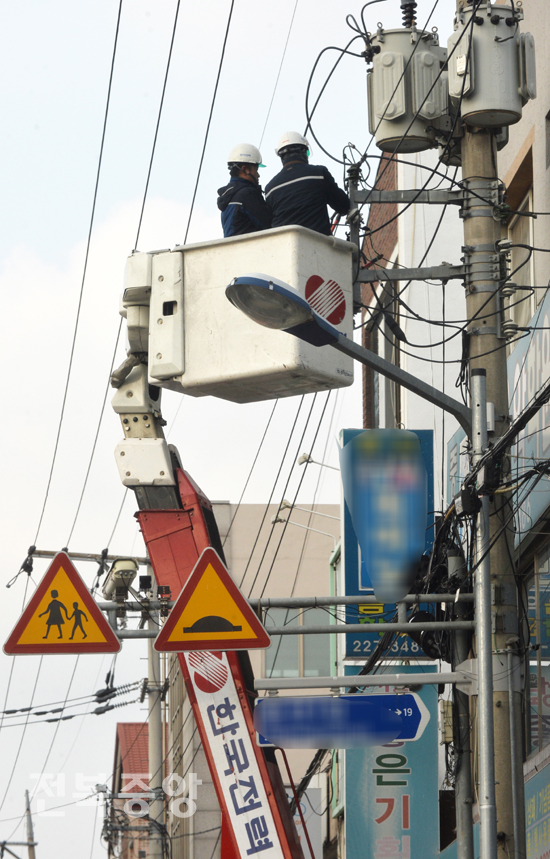전주시내 곳곳에서 한국전력공사 직원들이 겨울철 고품질 안정적인 전력공급을 위해 전기 작업을 하고 있다./이원철기자