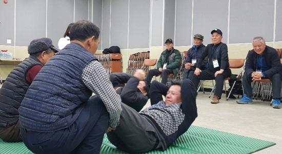 21일 충남 태안군 원북면사무소에서 열린 산불 감시원 선발 체력 측정 행사에서 산불 감시원에 지망한 어르신들이 윗몸 일으키기를 하고 있다. /연합뉴스