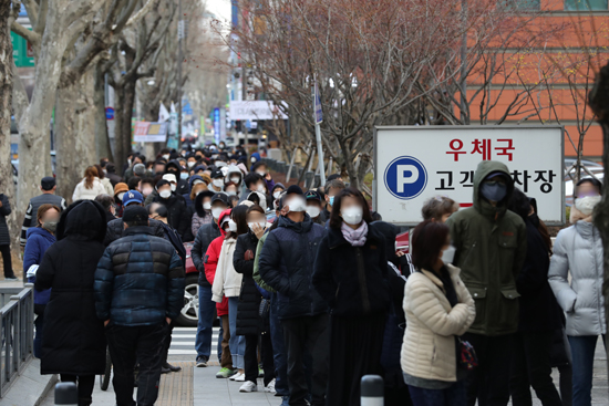 27일 오후 대구 수성우체국 앞에서 시민들이 정부가 공급하는 마스크를 구매하기 위해 줄을 서 있다. /연합뉴스