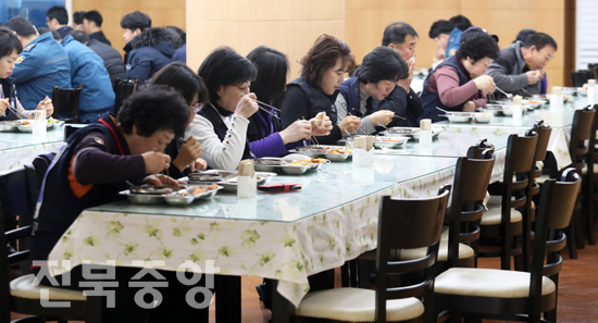 신종 코로나바이러스 감염증(코로나19) 확산을 막기 위해 5일 전북도청 구내식당에서 '사회적 거리두기' 캠페인에 동참한 직원들이 비대면 점심 식사를 하고 있다./이원철기자