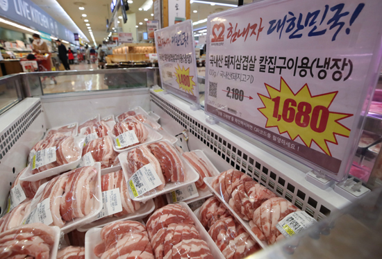 22일 오후 서울시내 한 대형마트 정육 코너에 포장된 돼지고기 삼겹살 제품이 진열돼있다. 한국은행이 2일 발표한 '3월 생산자물가지수'를 보면 지난달 생산자물가지수는 102.89(2015년=100)로 한달 전보다 0.8% 하락했다. 농림수산품 생산자물가는 전월 대비 1.2% 올랐고, 코로나19 확산에 외출을 줄인 소비자들이 식재료 구매를 늘리며 돼지고기(16.4%), 달걀(14.6%) 가격이 뛰었다. /연합뉴스
