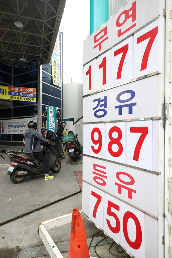 전국 주유소 경유 가격이 14주 연속 하락세를 이어갔다. 한국 석유공사 유가정보서비스 오피넷에 따르면 5월 첫째 주 경유 가격은 전주보다 16.8원 내린ℓ당 1천68.9원을 기록했다. 휘발유 가격은 전주보다 16.8원 하락한 ℓ당 1천257.6원으로 나타났다. 사진은 10일 서울 한 주유소의 경유 가격. /연합뉴스